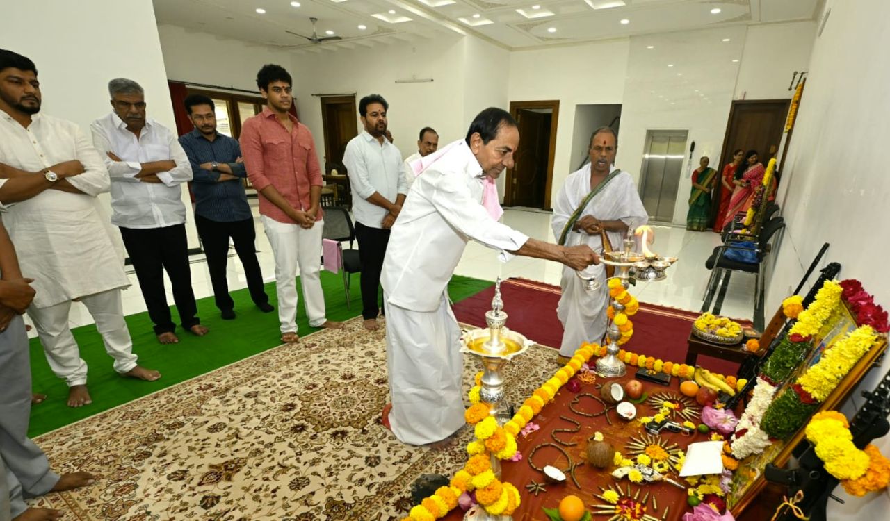 KCR celebrates Dasara with family, BRS leaders at Erravelli residence