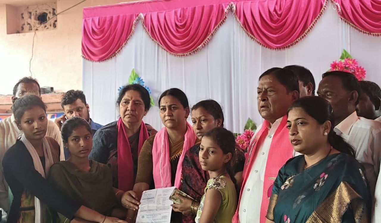KTR provides Rs 10 lakh assistance to Telangana movement fighter’s family