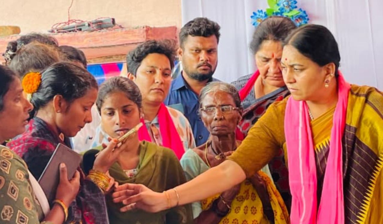 KTR provides Rs 10 lakh assistance to Telangana movement fighter’s family