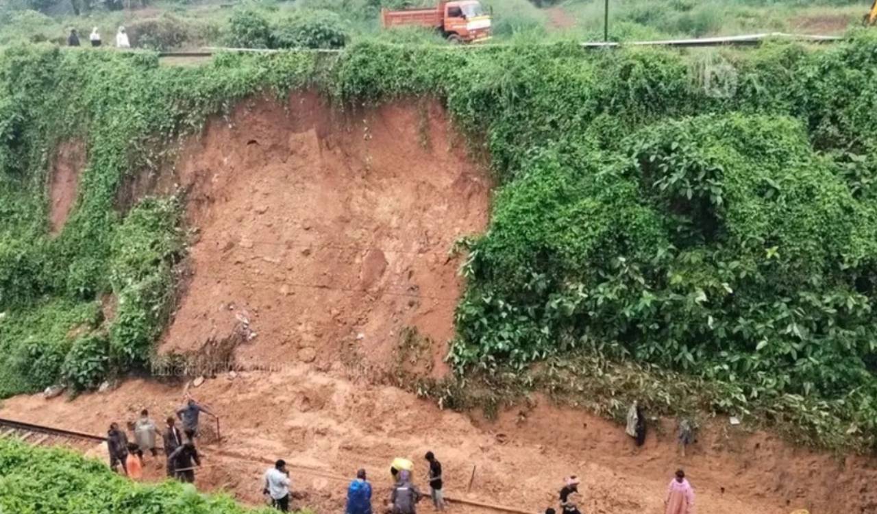 Landslide derails Bilaspur-Tirunelveli Express locomotive near Parassala in Keralam