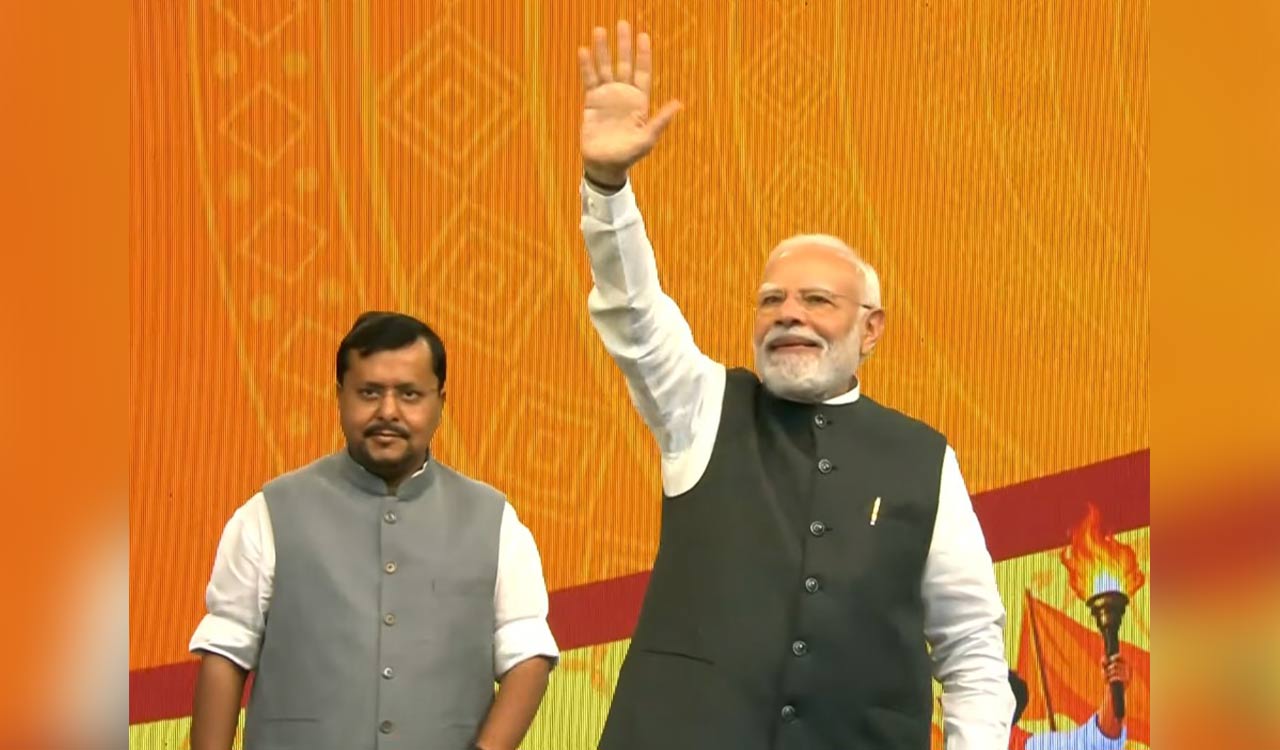 PM Modi receives warm welcome at ‘Viksit Bharat Sankalp Sabha’