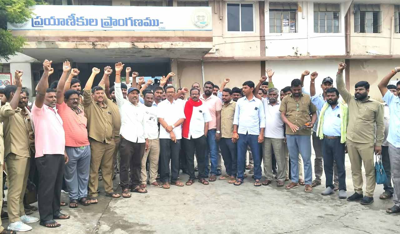 Nalgonda electric bus services disrupted for three hours as drivers protest over wages