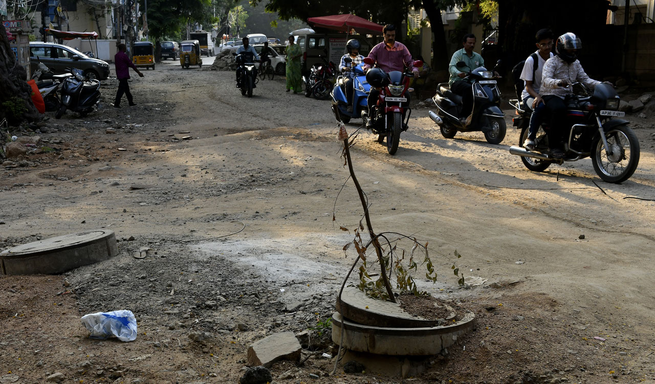 Hyderabad: Pothole-ridden road leaves Nallakunta-Vidyanagar market deserted