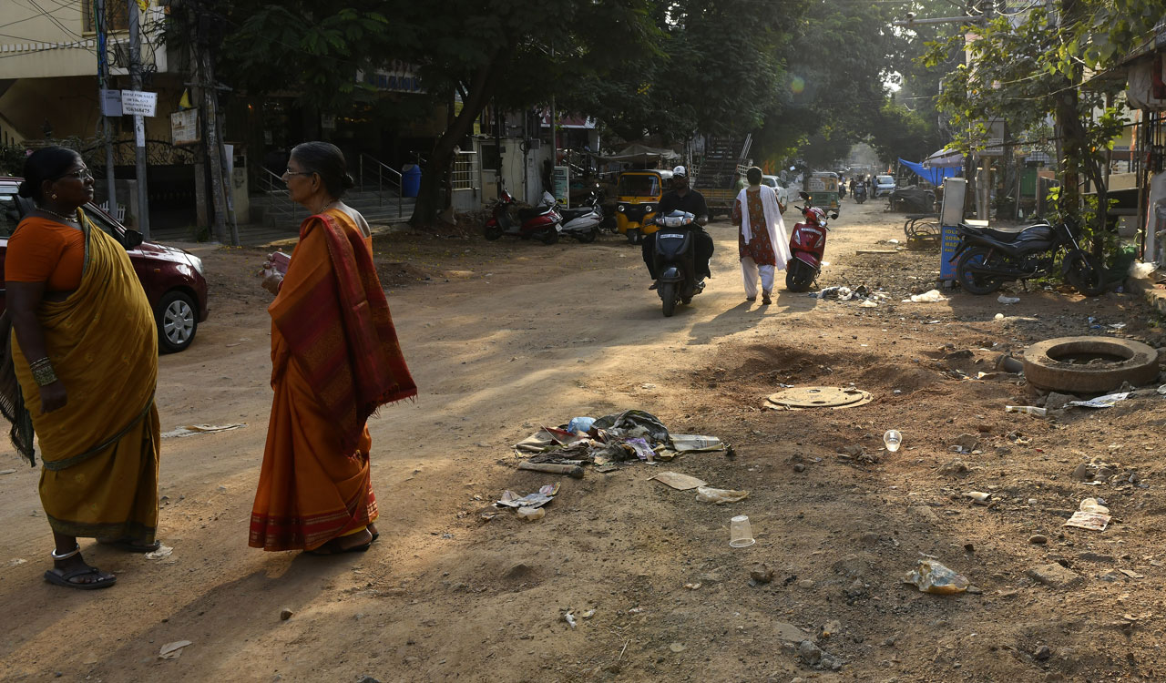 Hyderabad: Pothole-ridden road leaves Nallakunta-Vidyanagar market deserted