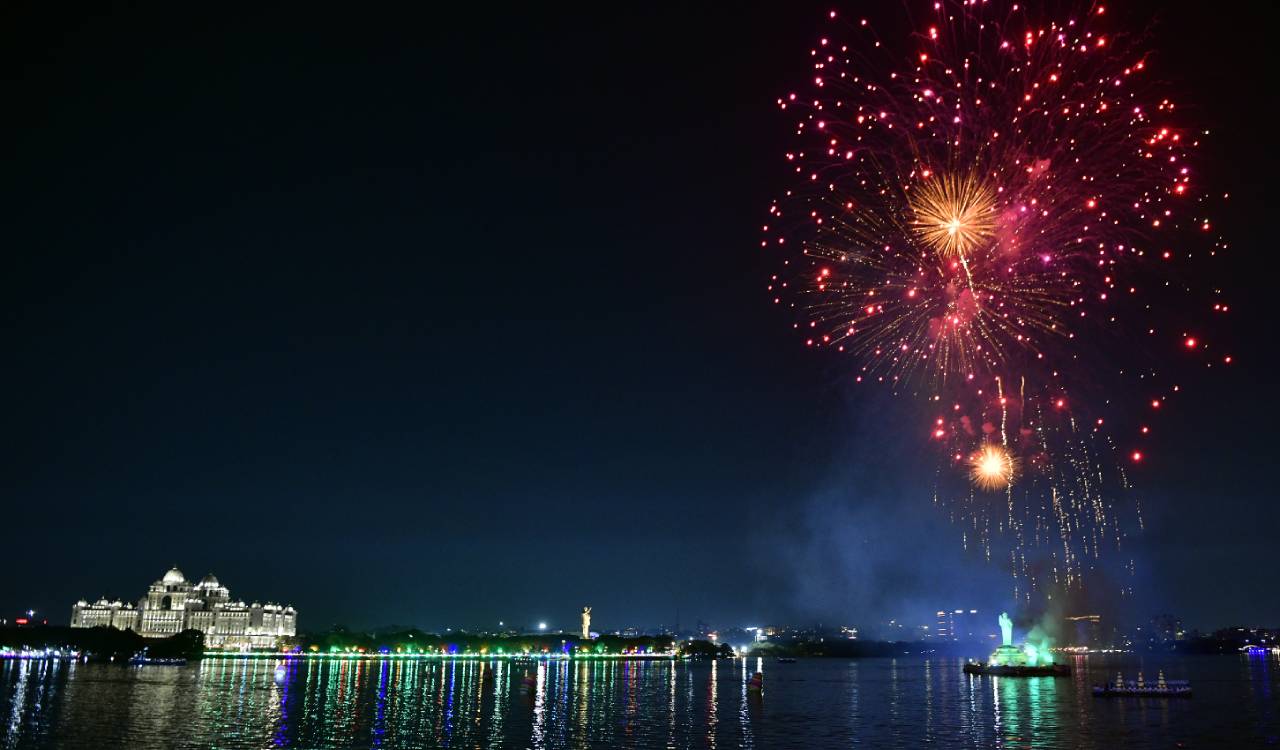 Grand ‘Saddula Bathukamma’ celebrations light up Tank Bund at Hussain Sagar