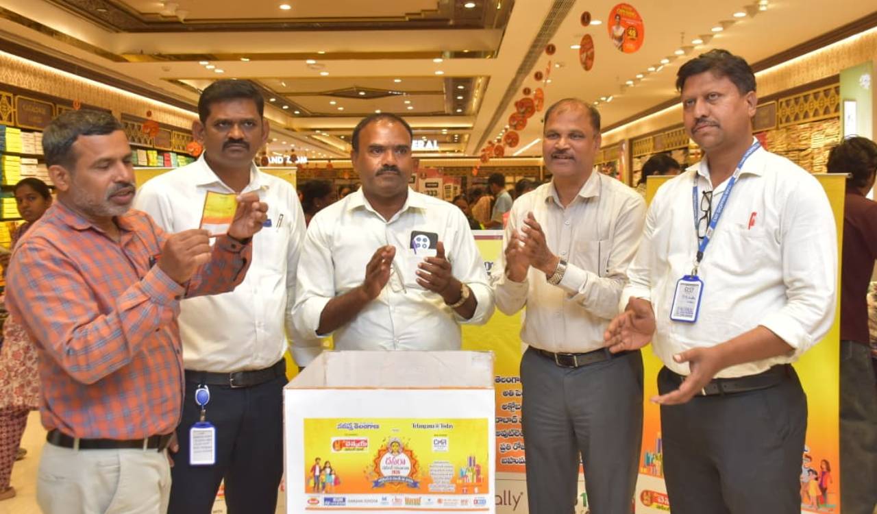 Namaste Telangana-Telangana Today Dasara Bonanza Gift Draw held at CMR Shopping Mall in Chintalakunta