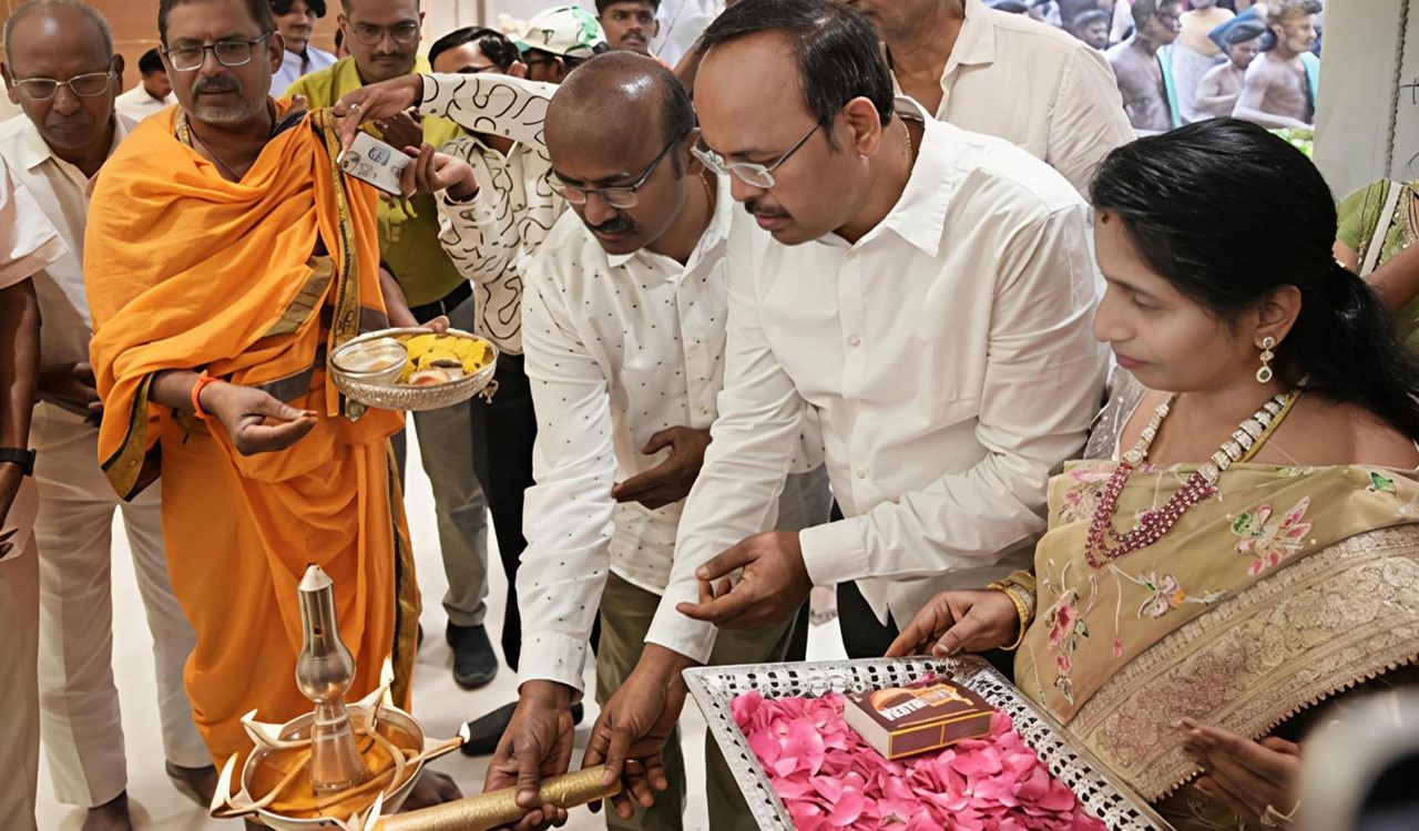 Vysyaraju Jewellers opens new showroom in Kukatpally