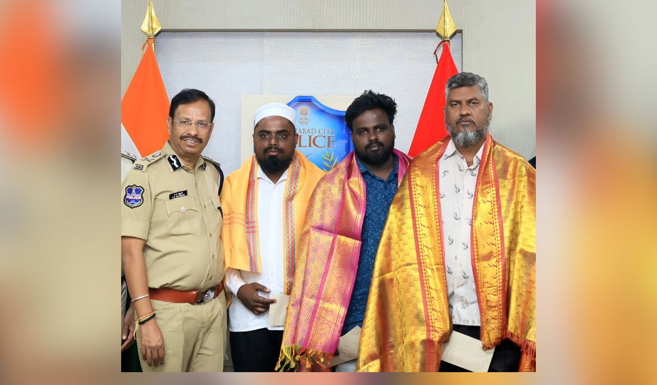 VC Sajjanar felicitates three men who rescued girl from Hussain Sagar