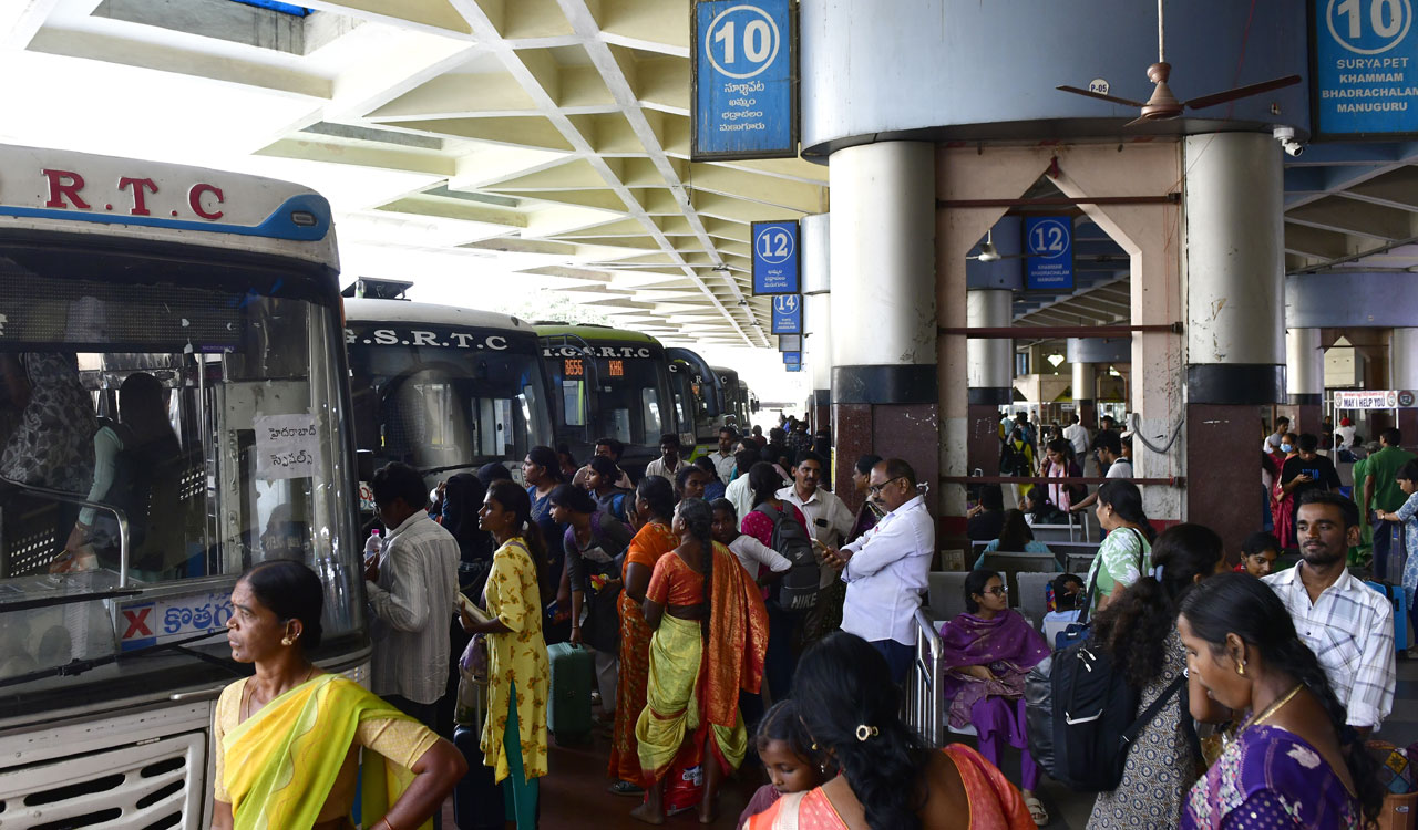 TGSRTC runs 1,417 special buses to manage Dasara travel rush