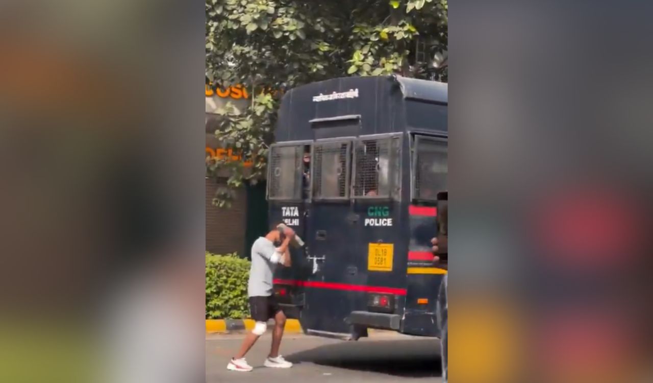CJP protest: Stones pelted at police bus carrying detainees in Delhi