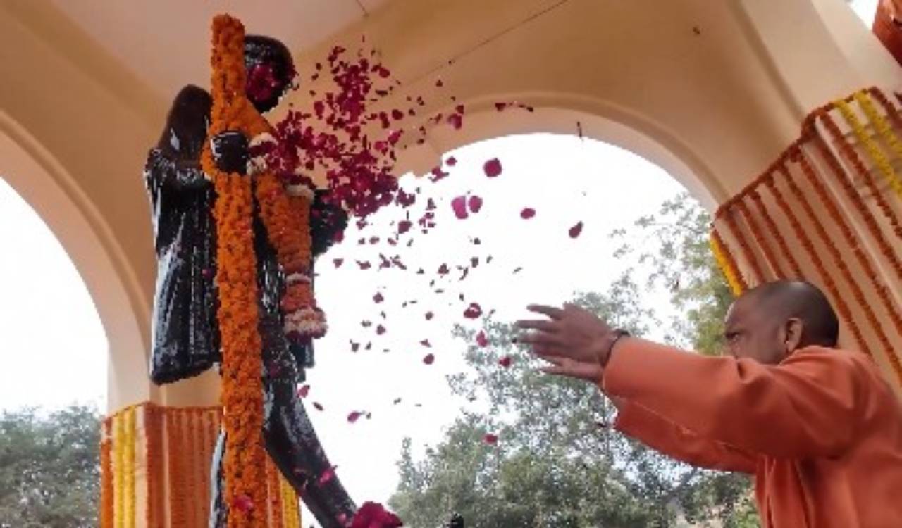 Gandhi Jayanti: Yogi Adityanath, Nitin Gadkari pay tribute to Mahatma Gandhi